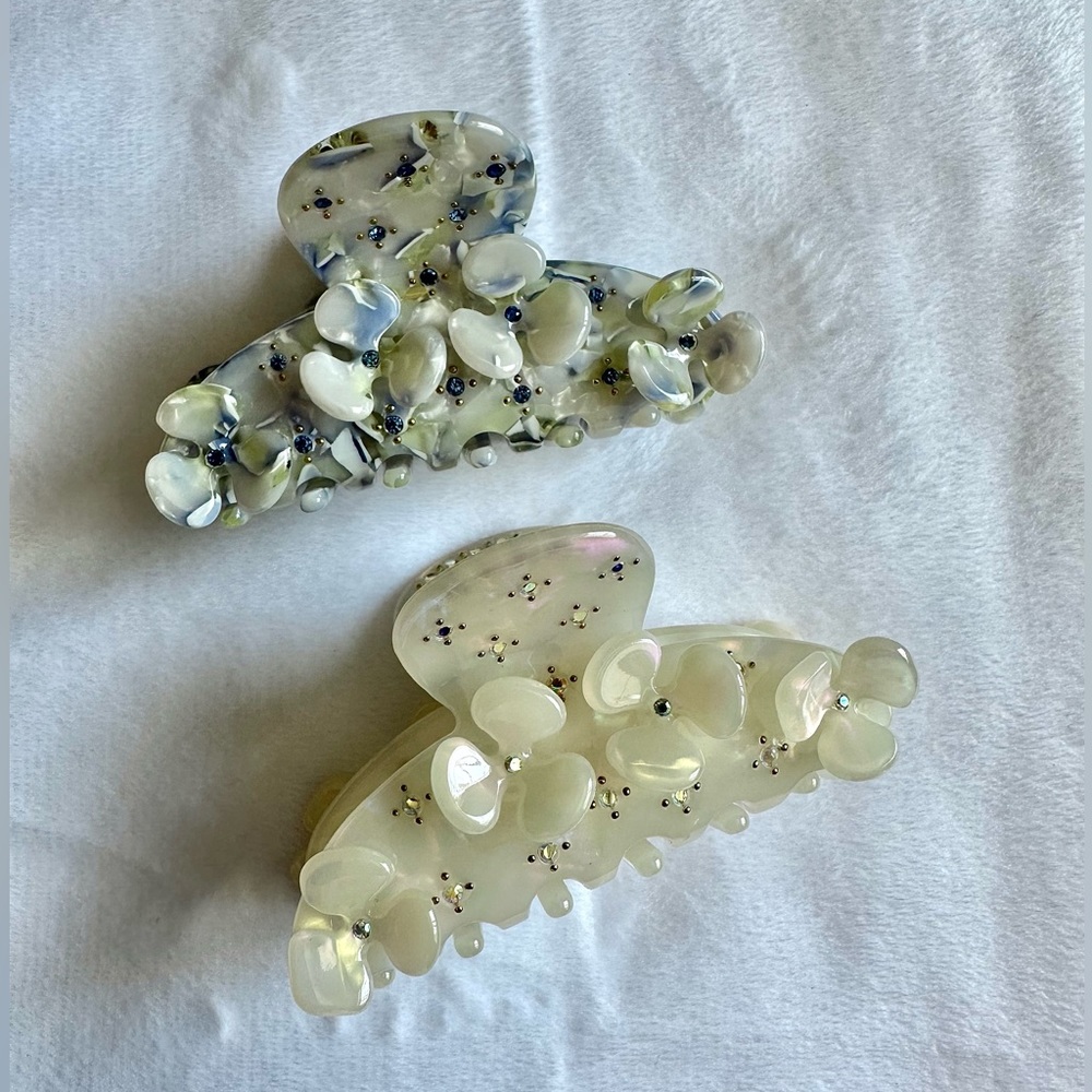 Hair claw clip with rhinestones and 3D flowers